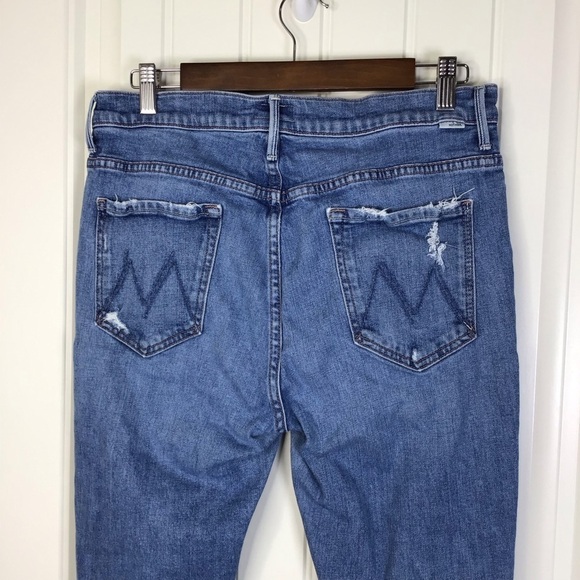 MOTHER The Weekender Cropped Distressed Flare Jeans in Six Packs On Me Size 32. - Picture 6 of 11